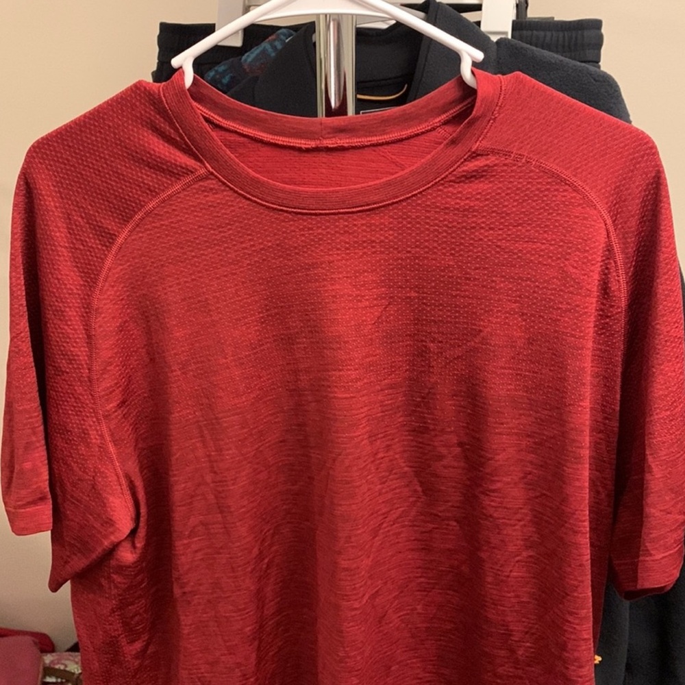 Lululemon Men’s Red Large Tee